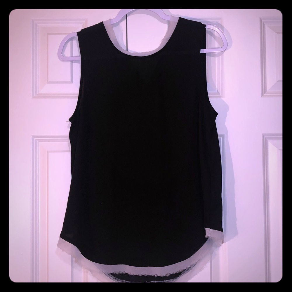 Sleeveless, light shirt